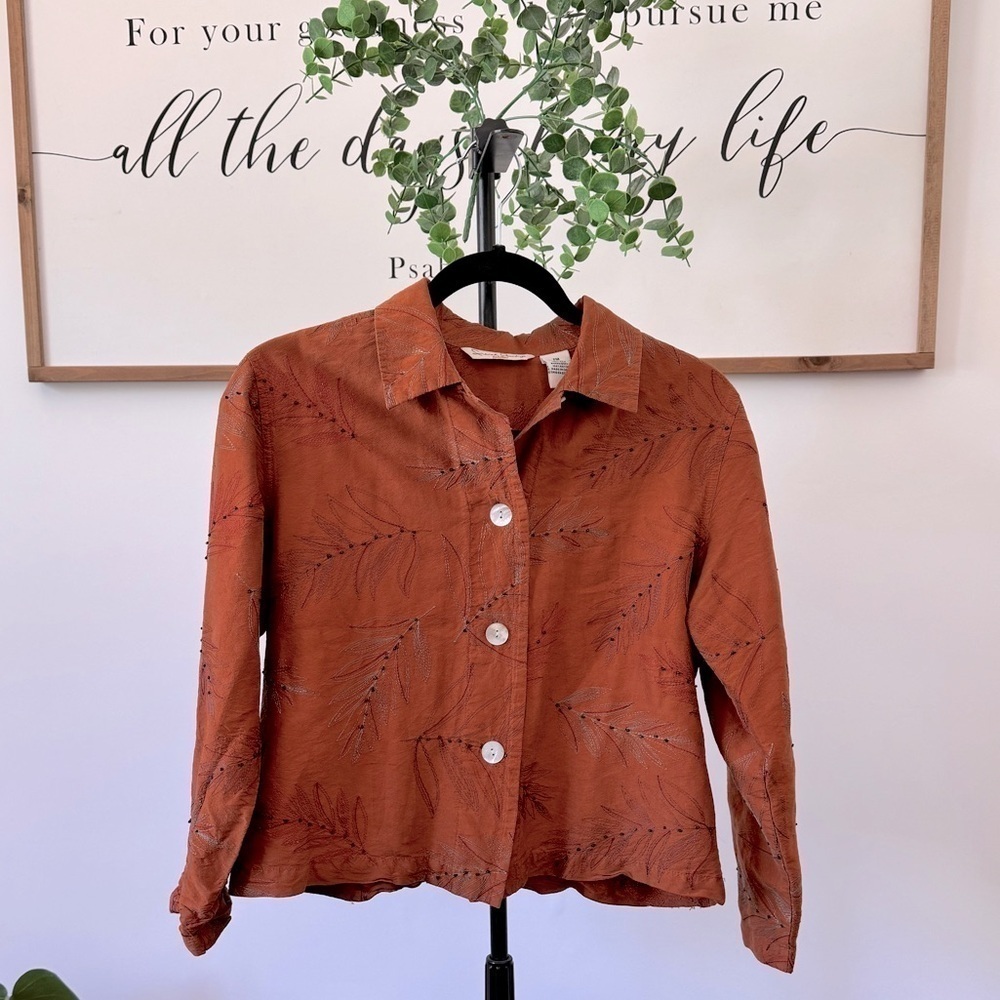 Super cute vintage 100% silk cropped long sleeve, beautiful embroidered detail